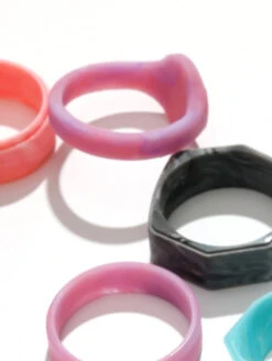 Women’s Natural Stone Signet Silicone Ring -Silicone Jewelry & Accessories QALO NaturalStone Signet Amethyst Lifestyle 02 4fa63ef1 f04f 414c bb1d 1203f669fbbb