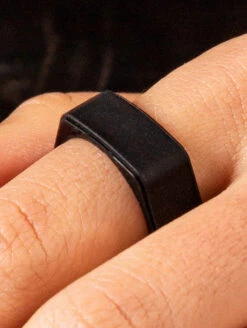 Men's Lake Silicone Ring -Silicone Jewelry & Accessories QLO Lake Black Lifestyle 01 5dc7544b 6cc1 42ba a4c1 90c212232814