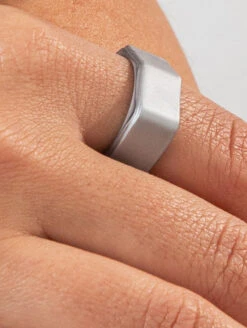 Men's Lake Silicone Ring -Silicone Jewelry & Accessories QLO Lake Silver Lifestyle 01 5ff14cef 2bf7 4885 af7a 0be3bf313038