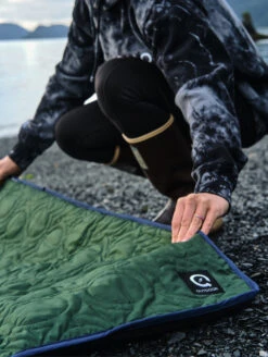 Snug And Stow Dog Blanket -Silicone Jewelry & Accessories QLO.Dog .Blanket.2022.Web .Ecom .Lifestyle.1