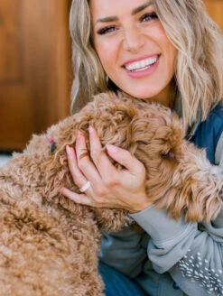 Women's Eva Shockey Cream Gold Metallic Marble Silicone Ring -Silicone Jewelry & Accessories QLO.Eva .Shockey.3.23.Web .PDP .Lifestyle.Womens.Gold .Marble.1