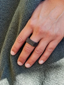 Dakota Ring -Silicone Jewelry & Accessories QLO.HolidayCollection.Dakota.Ring .Onyx Lifestyle 02
