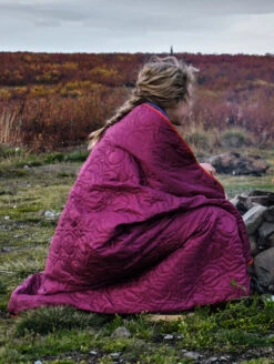 Snug And Stow Blanket -Silicone Jewelry & Accessories QLO.Human .Blanket.2022.Web .Ecom .Lifestyle.1