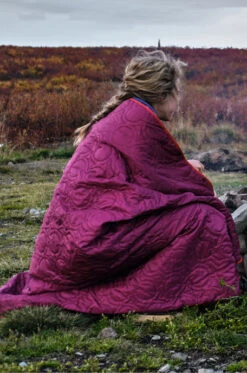 Snug And Stow Blanket -Silicone Jewelry & Accessories QLO.Human .Blanket.2022.Web .Ecom .Lifestyle.Hover .1