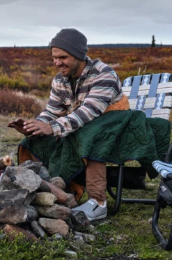 Snug And Stow Blanket -Silicone Jewelry & Accessories QLO.Human .Blanket.2022.Web .Ecom .Lifestyle.Hover .2