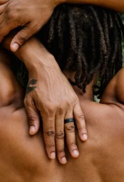 QALO Conscious Women's Modern Ring -Silicone Jewelry & Accessories QLO.Pela .Modern.Black .Hover a23e5e2c e2cb 47c5 8806 688a0ce8da6e