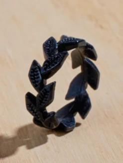 Women's Vine Silicone Ring -Silicone Jewelry & Accessories QLO.VineColorUp.ShineVine.Black .Women Lifestyle 02 1