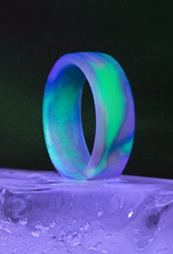 Women's Aurora Modern Silicone Ring -Silicone Jewelry & Accessories QLO.WomensModern NorthernLights.Purple.AngleHover