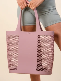 Zephyr Silicone Tote -Silicone Jewelry & Accessories QLO.ZephyrTote.MauvePink Lifestyle 02