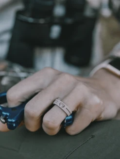 Women's Realtree Clinch Knot Silicone Ring -Silicone Jewelry & Accessories Strata.Narrow.Realtree.ClinchKnot.Lifestyle2 319614ab 4c14 4232 83f0 a3f7184c2e61